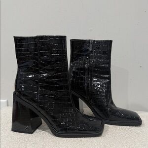 Circus by Sam Edelman Women Glossy Black Croc-Embossed Heeled Ankle Boots Size 8